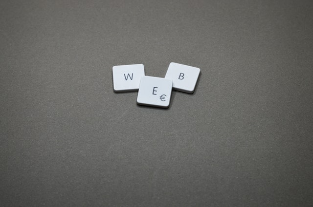 Nápis „web“ vytvorený z klávesnice počítača.jpg