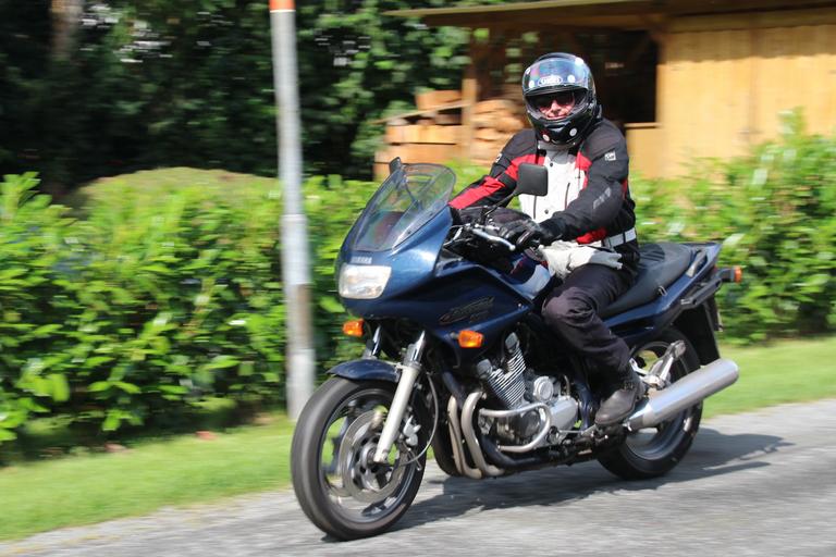 Muž na motorke, moto-prilba